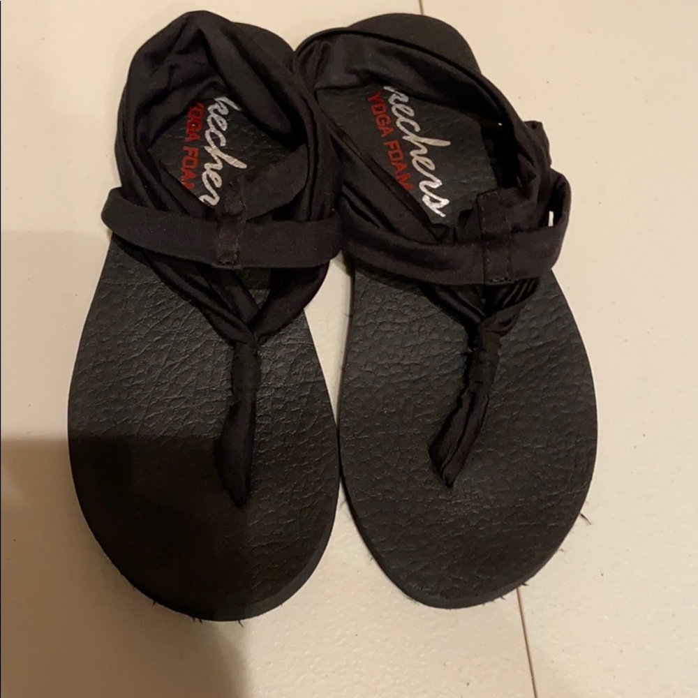 Women’s Skechers Yoga Foam sandals. Size 8